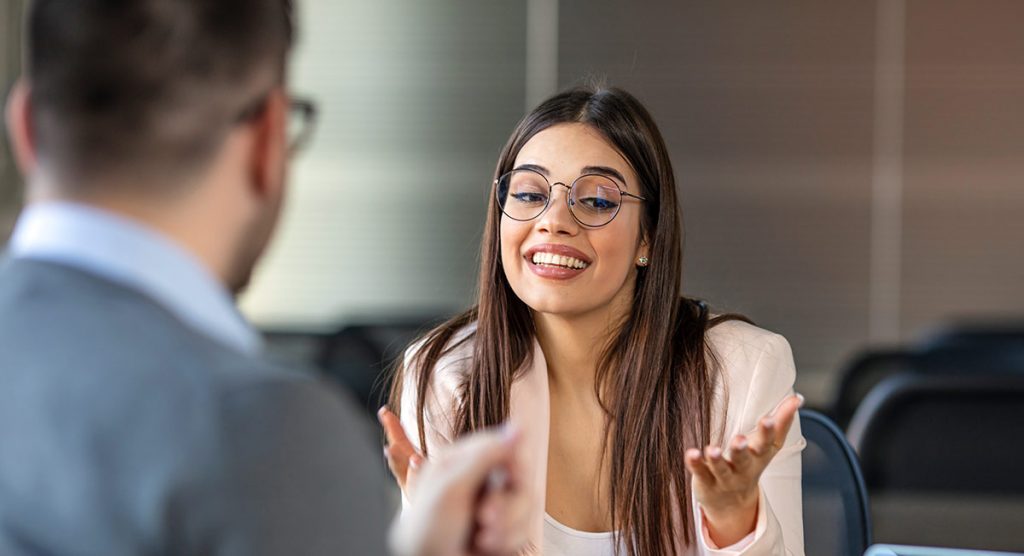 Jeune femme parle à un homme en entretien d'embauche