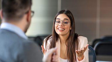 Jeune femme parle à un homme en entretien d'embauche